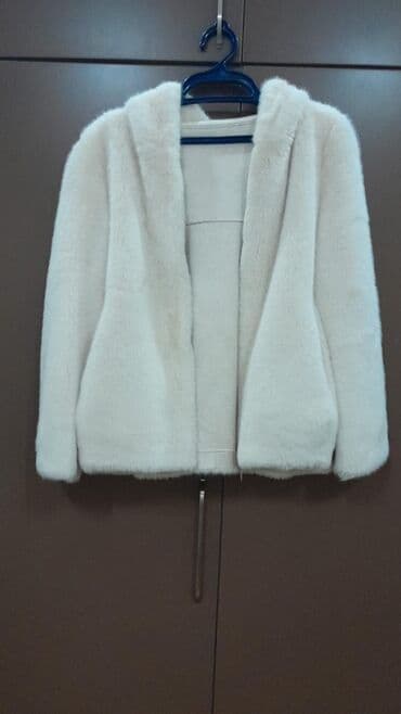 Ağ rəngli, qısa kəsimli süni kürk gödəkçə. - Model: açıq lalafo.az -da Ağ rəngli, qısa kəsimli süni kürk gödəkçə. - Model: açıq