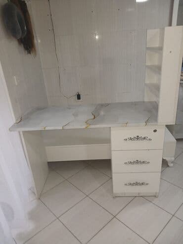 Düz masa, Stulsuz, Polkalı, Siyirməli, Sadə laminat lalafo.az -da Düz masa, Stulsuz, Polkalı, Siyirməli, Sadə laminat