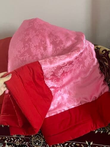 Qırmızı-somon rəng çalarlarında dəvə yununnan yorğan 2 ədəddir. 1 lalafo.az -da Qırmızı-somon rəng çalarlarında dəvə yununnan yorğan 2 ədəddir. 1