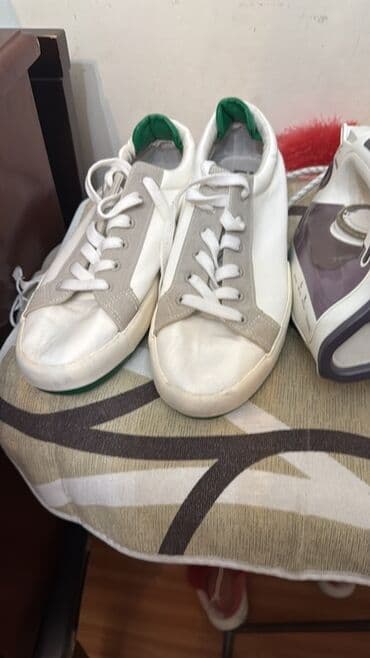 Ağ rəngli klassik idman üslublu kişi/kadın krossovkaları. - Material lalafo.az -da Ağ rəngli klassik idman üslublu kişi/kadın krossovkaları. - Material