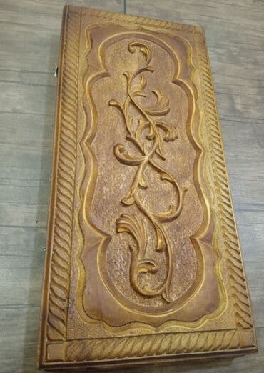 Taxtadan hazırlanmış bu nərd taxtası, əllə oyma naxışları ilə lalafo.az -da Taxtadan hazırlanmış bu nərd taxtası, əllə oyma naxışları ilə