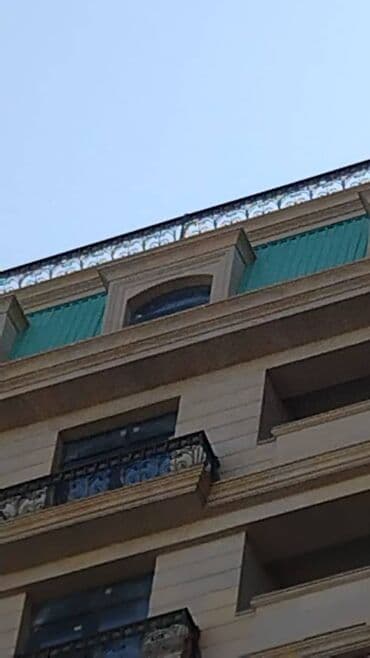 Elit yaşayış binasında mansard və balkon detallarına malik fasad lalafo.az -da Elit yaşayış binasında mansard və balkon detallarına malik fasad