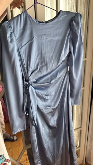 Zərif atlas fakturalı, göy-boz rəngdə uzun don. - Model: uzunqol lalafo.az -da Zərif atlas fakturalı, göy-boz rəngdə uzun don. - Model: uzunqol