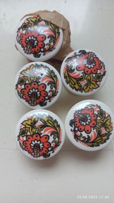 Ağ rəngli keramikadan hazırlanmış, rəngli çiçək naxışları ilə lalafo.az -da Ağ rəngli keramikadan hazırlanmış, rəngli çiçək naxışları ilə