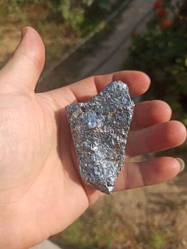 Təbii Galen daşı. Tamamilə təbii, emal olunmamış gümüşü-metalik lalafo.az -da Təbii Galen daşı. Tamamilə təbii, emal olunmamış gümüşü-metalik