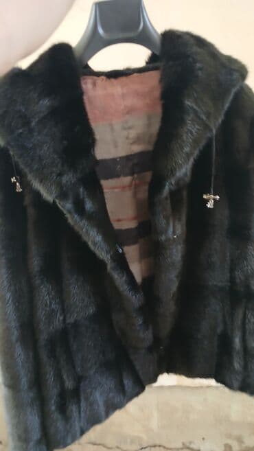 Zərif qara xəzdən hazırlanmış bu qadın xəz gödəkcə, hər iki tərəfində lalafo.az -da Zərif qara xəzdən hazırlanmış bu qadın xəz gödəkcə, hər iki tərəfində