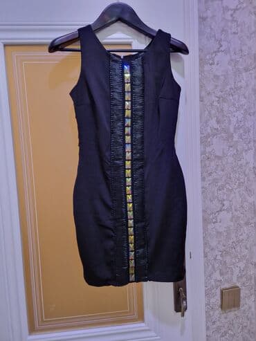 Qara rəngli, dizüstü, bədənə oturan xanım paltarı. Ön hissədə lalafo.az -da Qara rəngli, dizüstü, bədənə oturan xanım paltarı. Ön hissədə