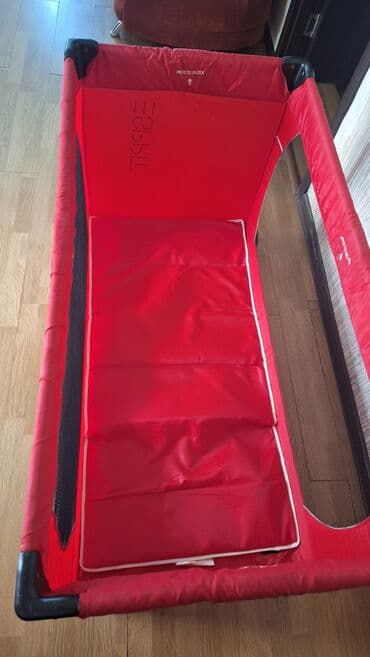 Uşaqlar üçün Esprit markalı, qırmızı rəngdə oyun beşiyi. Bu funksional lalafo.az -da Uşaqlar üçün Esprit markalı, qırmızı rəngdə oyun beşiyi. Bu funksional