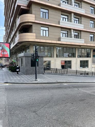 Səməd Vurğun küçəsində, Təzə Bazarın yanında, vitrinləri Səməd Vurğun lalafo.az -da Səməd Vurğun küçəsində, Təzə Bazarın yanında, vitrinləri Səməd Vurğun