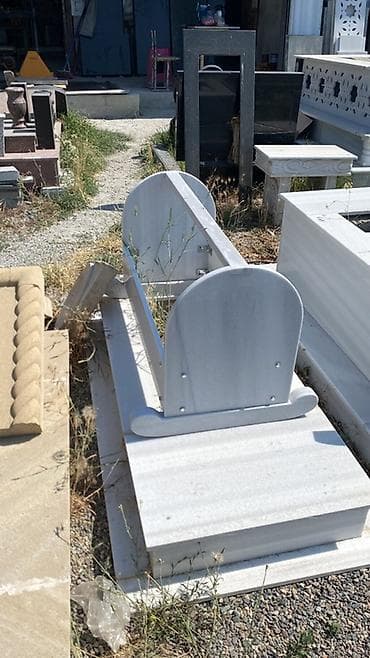Beşik formasında uşaq qəbri.
Ağ marmara mərmərindən hazırlanmışdır lalafo.az -da Beşik formasında uşaq qəbri.
Ağ marmara mərmərindən hazırlanmışdır