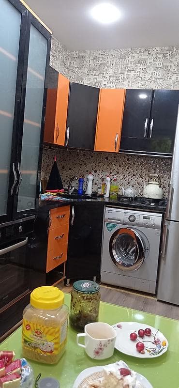 Mətbəx üçün asma şkaf dəsti - Rəng: bənövşəyi ön panellər, ağ yan lalafo.az -da Mətbəx üçün asma şkaf dəsti - Rəng: bənövşəyi ön panellər, ağ yan