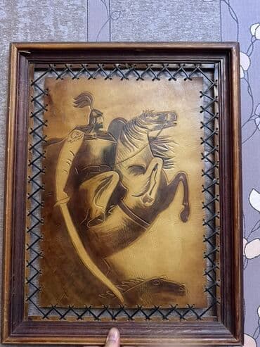 Dəri üzərində oyma təsvirli dekorativ tablo. - Mövzu: at üstündə lalafo.az -da Dəri üzərində oyma təsvirli dekorativ tablo. - Mövzu: at üstündə