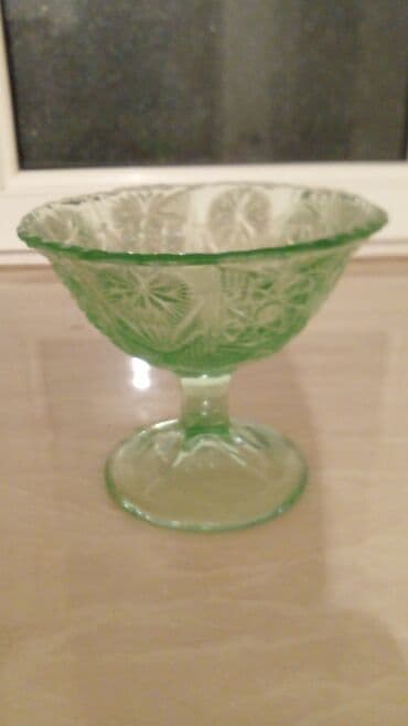 Şüşə qablar dəsti 1) Yaşıl şüşə ayaqlı qab - Material: qəliblənmiş lalafo.az -da Şüşə qablar dəsti 1) Yaşıl şüşə ayaqlı qab - Material: qəliblənmiş