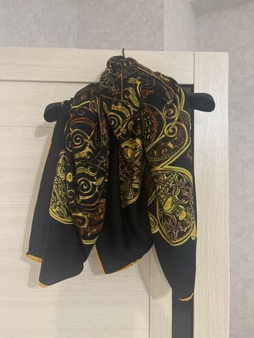 Платок Hermes. Оригинал. Размер 130см*135 см. Шерсть. Можно носить lalafo.az -da Платок Hermes. Оригинал. Размер 130см*135 см. Шерсть. Можно носить