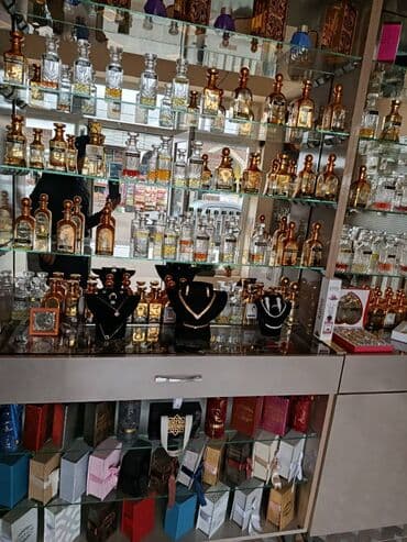 Sifarişlə şərab evi üçün vitrinlər: Şəkildə gösdərilən parfumlar bujiteryalar və xırda aksesuarlar lalafo.az -da — 1 Sifarişlə şərab evi üçün vitrinlər: Şəkildə gösdərilən parfumlar bujiteryalar və xırda aksesuarlar — 1