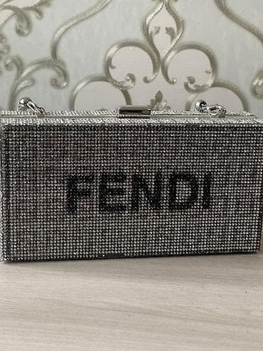 Fendi rhinestone klatç çantası - Forma: sərt qutu tipli klatç - Rəng lalafo.az -da Fendi rhinestone klatç çantası - Forma: sərt qutu tipli klatç - Rəng
