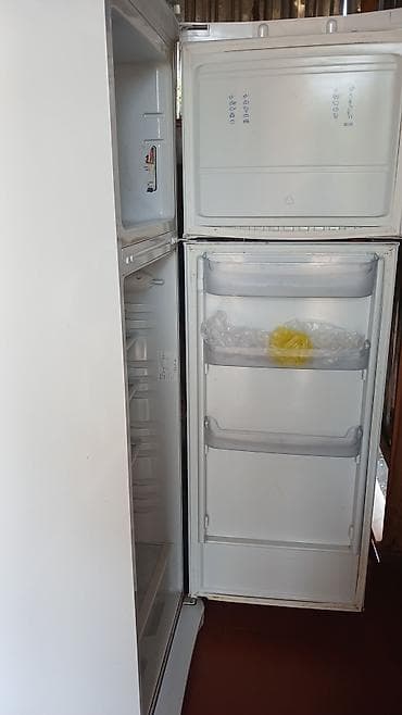 Indesit markalı ağ rəngli ikikameralı soyuducu. Üst hissədə dondurucu at lalafo.az Indesit markalı ağ rəngli ikikameralı soyuducu. Üst hissədə dondurucu