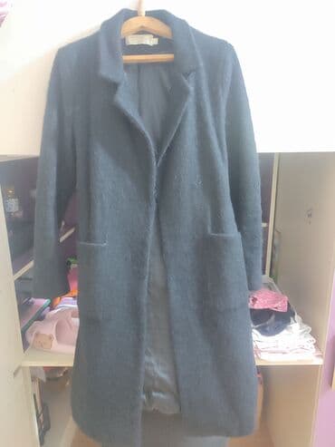 Bu qadın paltosu uzun, neytral rəngdədir. Geniş yaxalıq və iri, qabaq lalafo.az -da Bu qadın paltosu uzun, neytral rəngdədir. Geniş yaxalıq və iri, qabaq