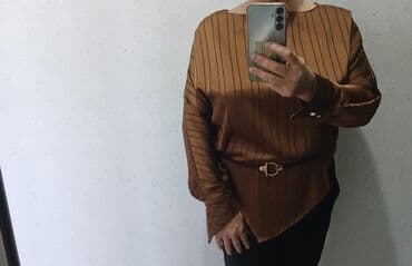 Qəhvəyi rəngdə, incə şaquli zolaqlı qadın bluzu. Parıltılı-saten lalafo.az -da Qəhvəyi rəngdə, incə şaquli zolaqlı qadın bluzu. Parıltılı-saten