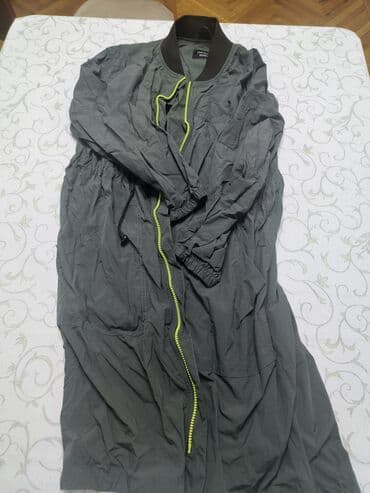 Uzun bomber tərzində yüngül küləkkeçirməz üst geyim. - Rəng: tünd boz lalafo.az -da Uzun bomber tərzində yüngül küləkkeçirməz üst geyim. - Rəng: tünd boz