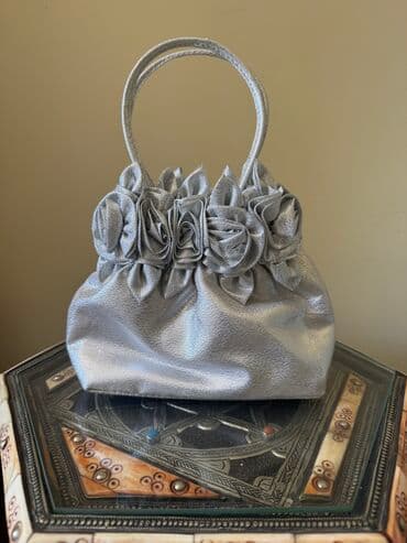 Вечерняя сумка серебристого цвета lalafo.az -da Вечерняя сумка серебристого цвета