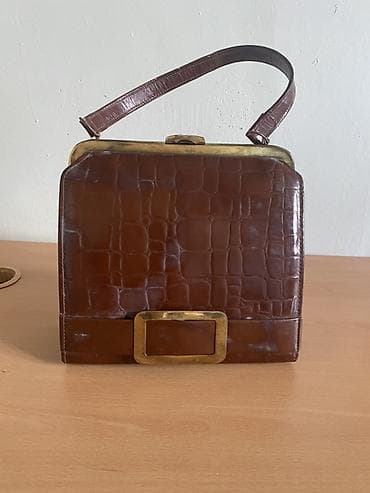 Klassik üslubda qəhvəyi əl çantası - Material: laklı, timsah naxışlı at lalafo.az Klassik üslubda qəhvəyi əl çantası - Material: laklı, timsah naxışlı