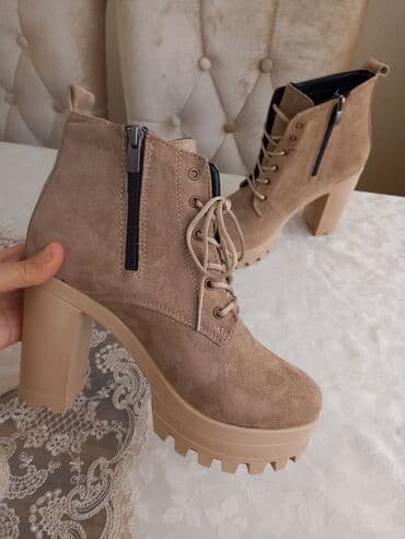 Bej rəngli qadın botları. TƏZƏDİR. GEYİNİLMƏYİB 39 RAZMER. - lalafo.az -da Bej rəngli qadın botları. TƏZƏDİR. GEYİNİLMƏYİB 39 RAZMER. -