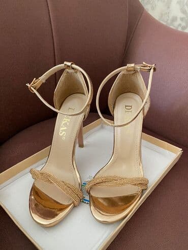 İki cüt qadın üçün yüksəkdaban ayaqqabı 1) Qızılı rəngdə açıq burunlu lalafo.az -da İki cüt qadın üçün yüksəkdaban ayaqqabı 1) Qızılı rəngdə açıq burunlu