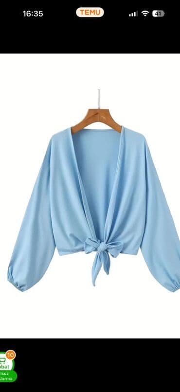 Açıq mavi rəngdə uzunqollu qadın bluzu. Dərin V-yaxa dizaynı və ön lalafo.az -da Açıq mavi rəngdə uzunqollu qadın bluzu. Dərin V-yaxa dizaynı və ön