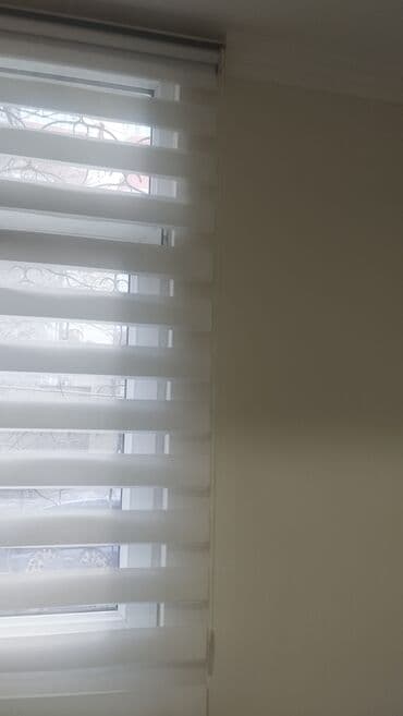 Zebra jalüz pərdə – ağ rəng, üfüqi zolaqlı dizayn. samaxinkadadi lalafo.az -da Zebra jalüz pərdə – ağ rəng, üfüqi zolaqlı dizayn. samaxinkadadi