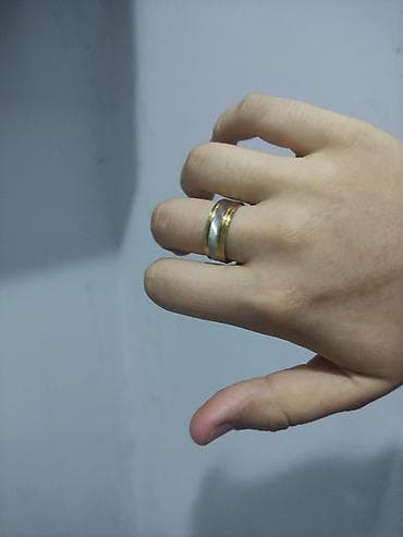 İkirəngli klassik üzük - Dizayn: Mərkəzdə gümüşü rəngli hamar zolaq lalafo.az -da İkirəngli klassik üzük - Dizayn: Mərkəzdə gümüşü rəngli hamar zolaq