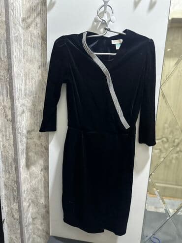 Qara samit (velur) parçadan dizə yaxın uzunluqda qadın paltarı lalafo.az -da Qara samit (velur) parçadan dizə yaxın uzunluqda qadın paltarı