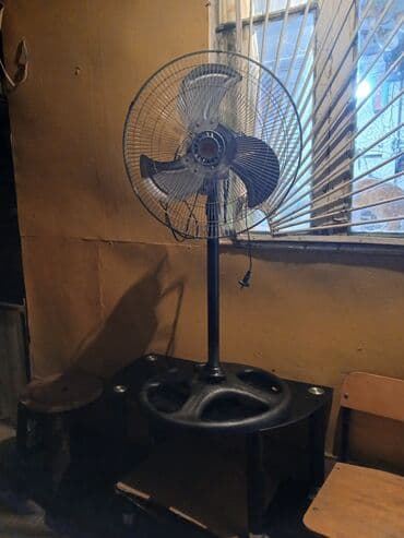 Möhkəm baza və iri metal tor kafesli, 3 qanadlı döşəmə ventilyatoru lalafo.az -da Möhkəm baza və iri metal tor kafesli, 3 qanadlı döşəmə ventilyatoru