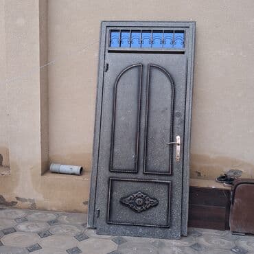 Metal qapı – dekorativ süsləməli, şüşəli üst hissə ilə. - Material lalafo.az -da Metal qapı – dekorativ süsləməli, şüşəli üst hissə ilə. - Material