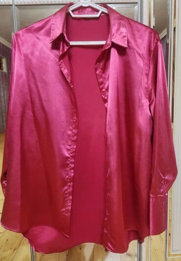 Zərif atlas parıltılı qadın köynəyi - Rəng: tünd çəhrayı/bordo lalafo.az -da Zərif atlas parıltılı qadın köynəyi - Rəng: tünd çəhrayı/bordo