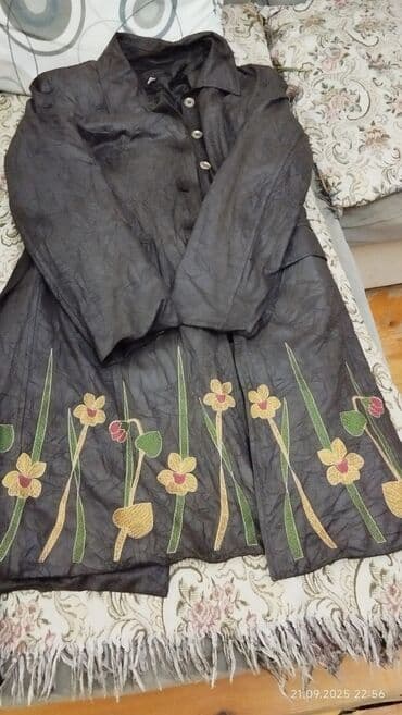 - Qadın paltosu/plaş – tünd qara rəngdə - Klassik qırçın teksturalı lalafo.az -da - Qadın paltosu/plaş – tünd qara rəngdə - Klassik qırçın teksturalı