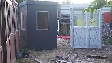 İki ədəd mühafizə kabinəsi satılır. Birincisi qara rəngdə, kiçik lalafo.az -da İki ədəd mühafizə kabinəsi satılır. Birincisi qara rəngdə, kiçik