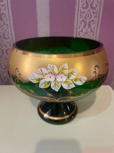 Dekorativ şüşə qab – ayaqlı, dərin kasaya bənzər formalı. - Material lalafo.az -da Dekorativ şüşə qab – ayaqlı, dərin kasaya bənzər formalı. - Material