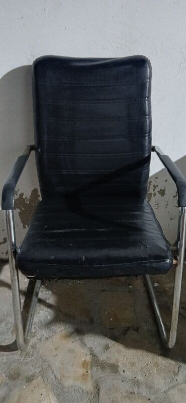 Qara rəngdə ofis/kreslo tipli oturacaq. Xüsusiyyətlər: - Material lalafo.az -da Qara rəngdə ofis/kreslo tipli oturacaq. Xüsusiyyətlər: - Material