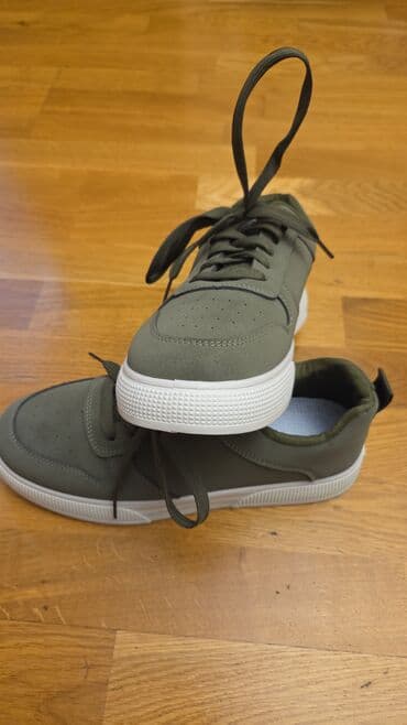 Unisex idman üslublu ayaqqabı - Rəng: zeytun-yaşıl (ağ altlıqla) - lalafo.az -da Unisex idman üslublu ayaqqabı - Rəng: zeytun-yaşıl (ağ altlıqla) -