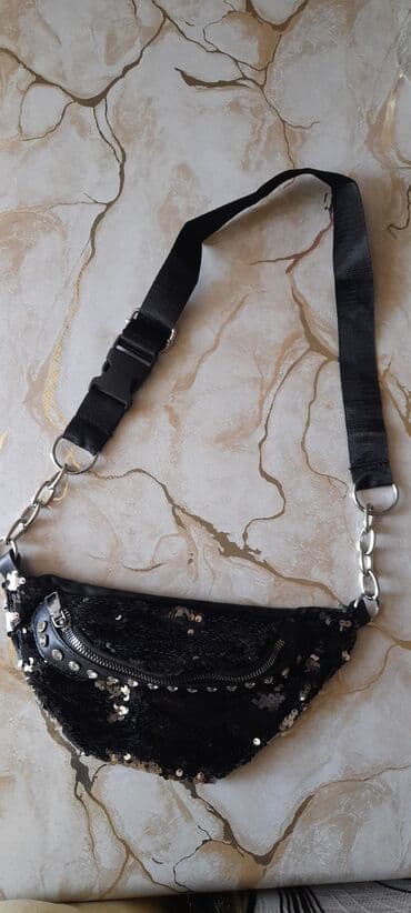 Qara parıltılı bel/çiyin çantası (bum bag) - Material: Ön hissə lalafo.az -da Qara parıltılı bel/çiyin çantası (bum bag) - Material: Ön hissə