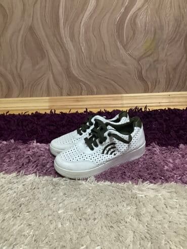 Ağ rəngli deşikli (perforasiyalı) idman ayaqqabısı - Material: süni lalafo.az -da Ağ rəngli deşikli (perforasiyalı) idman ayaqqabısı - Material: süni