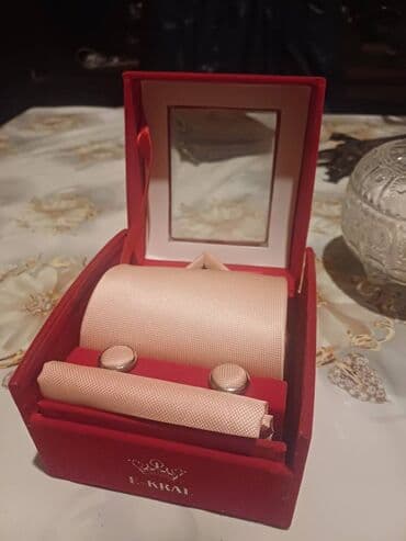 Şəkildə gördüyünüz qalstuk dəst satılır 100% əl işləməsidir, qutunun lalafo.az -da Şəkildə gördüyünüz qalstuk dəst satılır 100% əl işləməsidir, qutunun