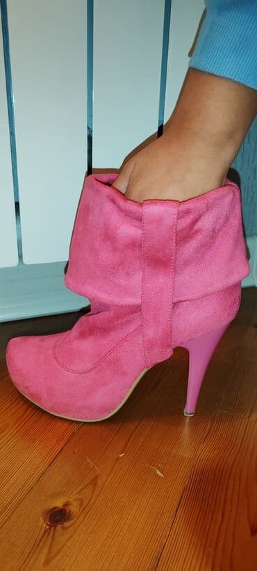 Qadın ayaqqabıları – 4 cüt hündürdaban Her biri demek olarki tezedi 1 lalafo.az -da Qadın ayaqqabıları – 4 cüt hündürdaban Her biri demek olarki tezedi 1