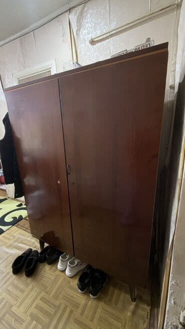 Mebel dəsti – klassik üslub Tərkibi: - 2 qapılı şkaf: parlaq taxta lalafo.az -da Mebel dəsti – klassik üslub Tərkibi: - 2 qapılı şkaf: parlaq taxta