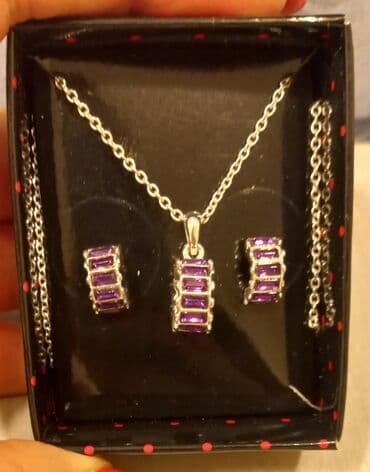 AVON firmasindan hediyyelik set. sete boyubbagi ve sirgalar daxildi lalafo.az -da AVON firmasindan hediyyelik set. sete boyubbagi ve sirgalar daxildi