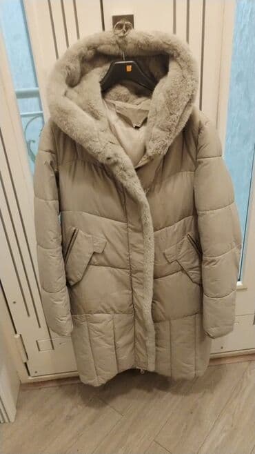 Qadın qış paltosu – kapüşonlu, tük/kürk haşiyəli - Rəng: açıq bej/boz lalafo.az -da Qadın qış paltosu – kapüşonlu, tük/kürk haşiyəli - Rəng: açıq bej/boz