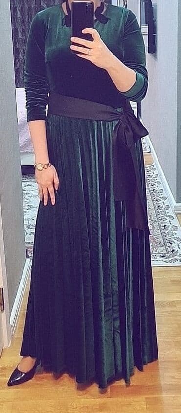 Zümrüd-yaşıl məxmər uzun don - Material: yumşaq məxmər, parlaq lalafo.az -da Zümrüd-yaşıl məxmər uzun don - Material: yumşaq məxmər, parlaq