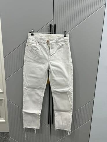 Brend: Bershka - Kəsim: düz/konik (slim straight), balaq ucları xam lalafo.az -da Brend: Bershka - Kəsim: düz/konik (slim straight), balaq ucları xam