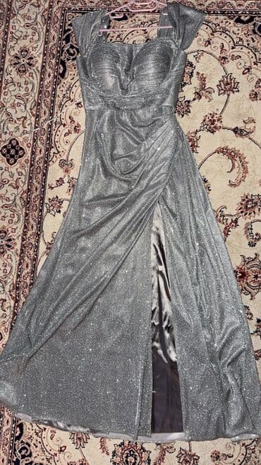 Gümüşü rəngli, parıltılı axşam/gecə donu. Bu don mənim üçün xüsusi lalafo.az -da Gümüşü rəngli, parıltılı axşam/gecə donu. Bu don mənim üçün xüsusi